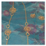Collana lunga con rose e orecchini con rose